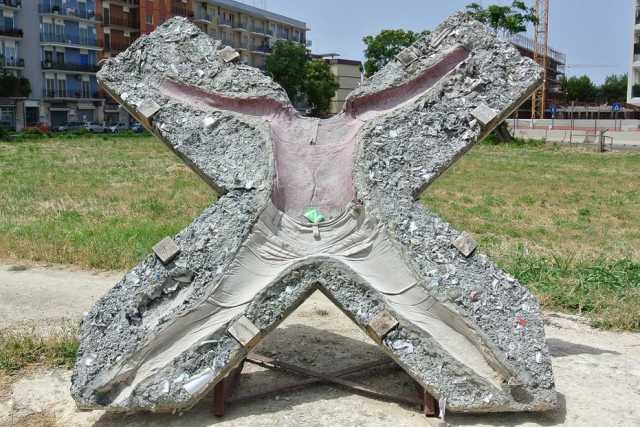 Bari, quelle misteriose opere adagiate su un campo incolto di via Omodeo: perch� sono l�?